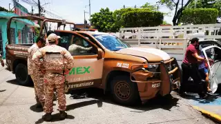 Un aparatoso choque ocurrió en la colonia Cuauhtémoc cuando una camioneta de seguridad de Pemex colisionó contra un vehículo particular, dejando dos personas lesionadas