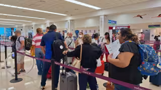 Pasajeros esperaron para ser atendidos por personal de las aerolíneas