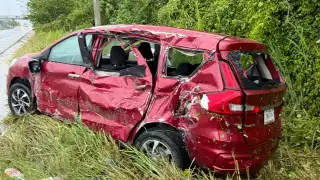 La camioneta sufrió daños severos tras el impacto.