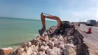 Obras de protección buscan frenar erosión en la costa campechana