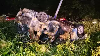 El automóvil quedó completamente destrozado y calcinado.