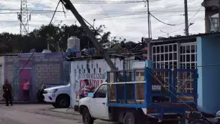 Protección Civil acordonó la zona mientras el conductor reportaba el incidente a su seguro