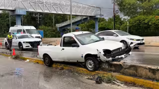 Un aparatoso accidente automovilístico se registró sobre la carretera federal 307 a la altura de Puerto Aventuras.