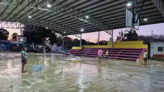 Fumigan la cancha de usos múltiples y el domo municipal debido a la presencia de garrapatas