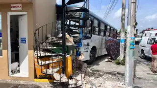 El camión terminó chocando contra un muro
