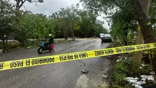 El cadáver presuntamente fue abandonado durante la noche del lunes y fue localizado este martes por automovilistas
