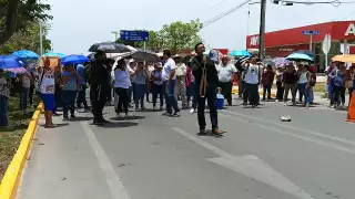 Maestros bloquearon la avenida Internacional de Mérida