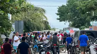 La aglomeración de vehículos en el acceso a Chiquilá complica la salida de turistas tras el paso del huracán.