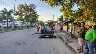 Aparatosa volcadura en la región 236 de Cancún deja daños materiales