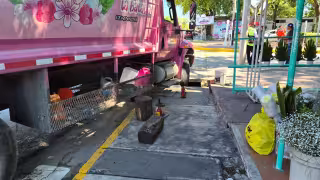 Camión recolector es retirado con grúa tras accidente en Campeche