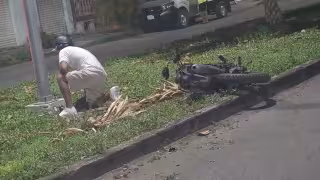 Conductor de motocicleta pierde el equilibrio y sufre aparatosa caída en Chetumal