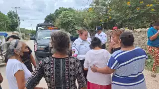 Madre llega histérica al palacio municipal denunciando el asesinato de su hija por su hermano Jairo