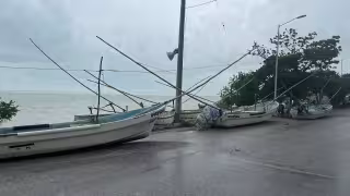 La tormenta tropical Isaías amenaza con convertirse en huracán frente a las costas campechanas.