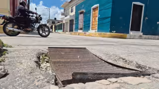 Una rejilla de desague hundida representa un grave peligro para la vialidad en Champotón.