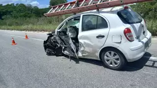 Accidente en carretera Escárcega-Champotón deja cuantiosos daños y auto abandonado