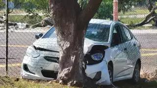 Un vehículo quedó severamente dañado en Playa Norte después de que una joven conductora confundiera el freno con el acelerador
