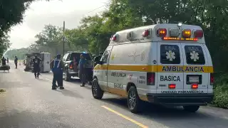 El vehículo circulaba sobre la carretera Sinanché-Yobaín, cuando volcó; el conductor resultó herido