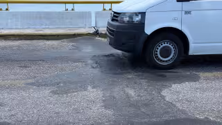 El desgaste en algunas zonas del puente es evidente y preocupante.