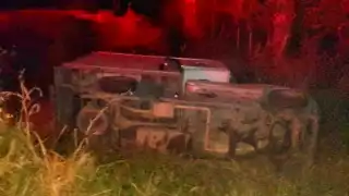 Camión tipo caja vuelca cerca de Bolonchén de Rejón; el conductor resulta ileso