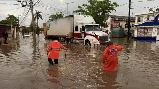 El nivel del agua subió en diferentes calles y avenidas
