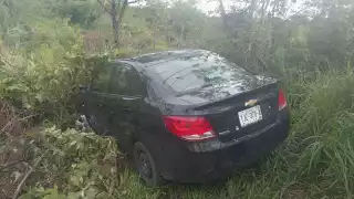 El conductor terminó entre la maleza