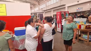Llevan jornada de vacunación al mercado municipal de Hecelchakán