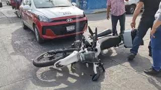 Evitan intervención policial tras accidente entre taxi y motocicleta