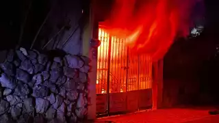Rescatan a una familia tras quedar atrapada en el incendio de su vivienda en Umán