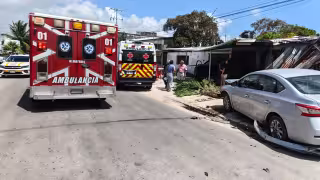 La fuerza del impacto provocó que una camioneta terminara incrustada en una vivienda y que ambos vehículos derribaran palmeras en calles de Chetumal.