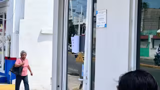 Arranque de ira deja daños en autos, moto y farmacia