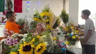 Comerciantes del Centro Histórico de Motul cuentan con una gran variedad de flores amarillas