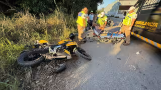 El motociclista lesionado fue atendido por paramédicos que llegaron al lugar.