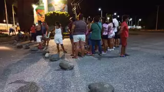 Vecinos de varias colonias bloquearon la Avenida Isla de Tris para presionar a la CFE por falta de energía eléctrica durante más de 24 horas.