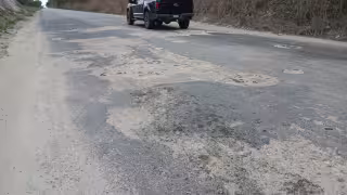 Conductores denuncian mal estado de carretera en Escárcega.