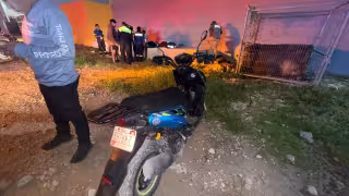 Un motociclista sufrió lesiones en la cabeza al derrapar en la avenida Cobá de Tulum.