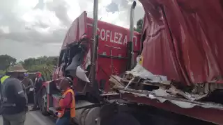 Camionero choca contra un tráiler en la vía Reforma Agraria-Puerto Juárez