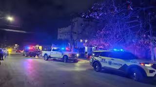 Varias unidades policiacas llegaron al lugar de los hechos.