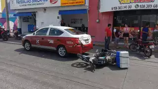 Aparatoso choque entre motociclista y taxi frente al CFEmático

