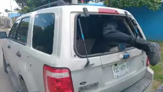 Los oficiales rompieron el medallón del vehículo para el rescate del menor