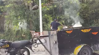 Presunto trabajador de Chedraui es avistado quemando basura.