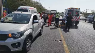 Automóvil impacta a motociclista; lo trasladan grave al hospital