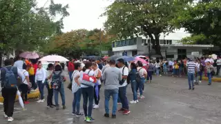 Maestros de la Sección 33 del SNTE en Mérida bloquean acceso a la Secretaría de Educación 