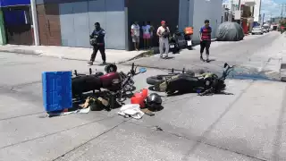 Mujer resulta lesionada tras choque entre motocicletas en la colonia Morelos