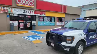 Hombre armado asalta a empleados de un Oxxo en Ciudad del Carmen