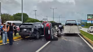 Uno de los vehículos brincó el camellón y terminó impactando a otro.