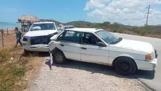 Camioneta impacta automóvil estacionado; Guardia Nacional interviene