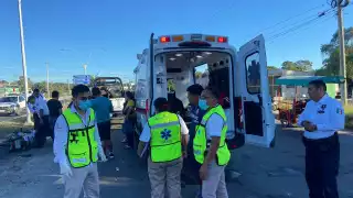 Dos jóvenes en motocicleta resultaron lesionados al ser impactados por un automóvil