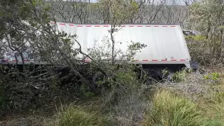 Tráiler vuelca en carretera de Ciudad del Carmen tras maniobra de emergencia