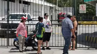 Vecinos bloquean centro de la CFE tras tres días sin luz en Campeche