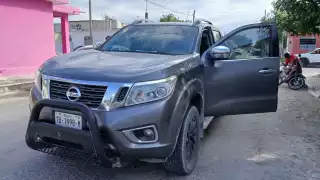 Camioneta de trabajadores choca contra taxi en Chetumal